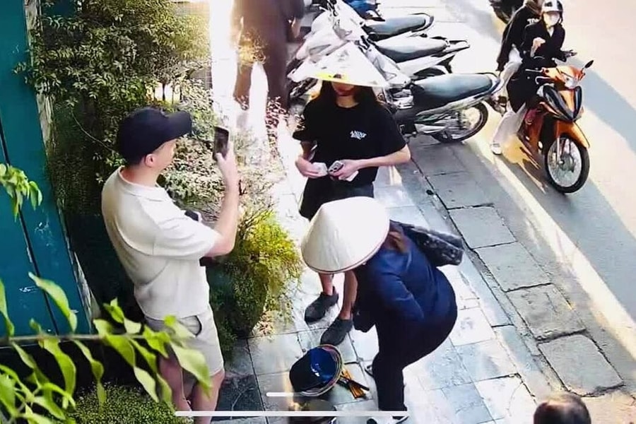 Người bán rong 'chặt chém' khách Tây 250.000 đồng chiếc nón lá