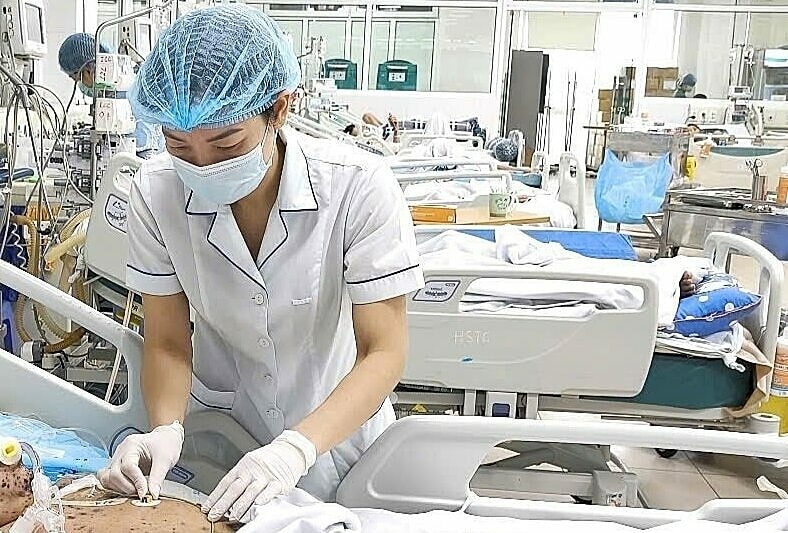 Lây thủy đậu từ con, bố biến chứng viêm phổi sốc nhiễm khuẩn