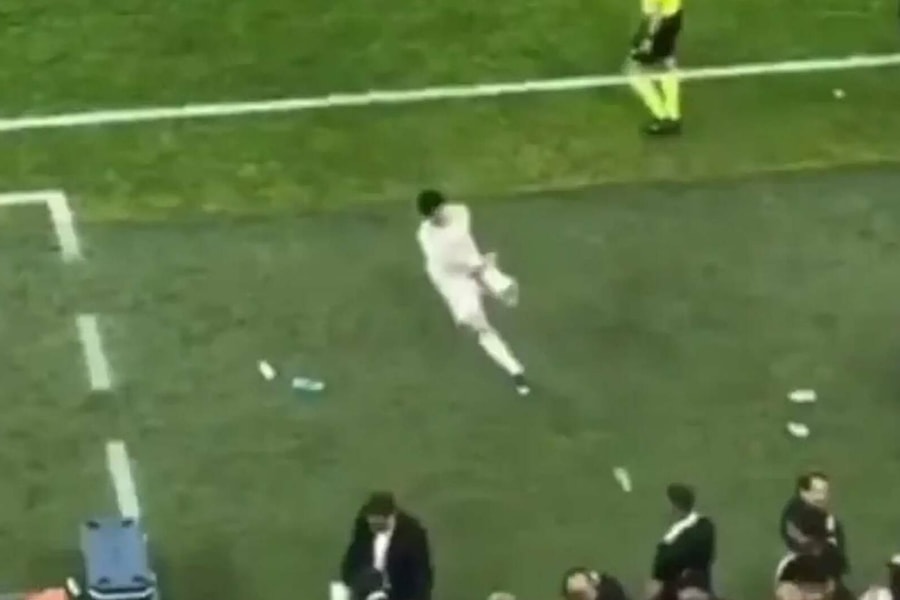 Sao Real bẽ mặt khi trút giận vào chai nước