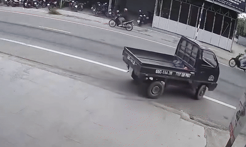 Người đàn ông lao xe máy lao như đạn bắn, nằm gọn trong thùng xe tải