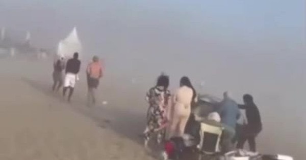 Đang tắm biển, người dân bất ngờ thấy cảnh tượng "nổi da gà" giữa ban ngày