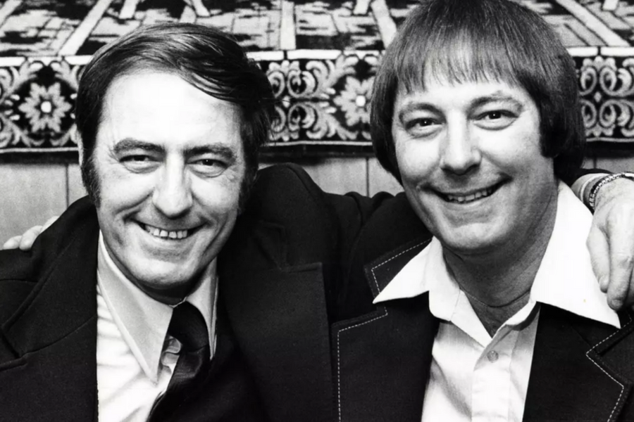 Bị chia cắt 39 năm từ lúc lọt lòng, cặp song sinh sống cuộc đời giống nhau đến lạ lùng