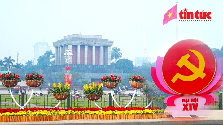 Phố phường Hà Nội rực rỡ cờ hoa chào mừng Đại hội Đảng lần thứ XIV