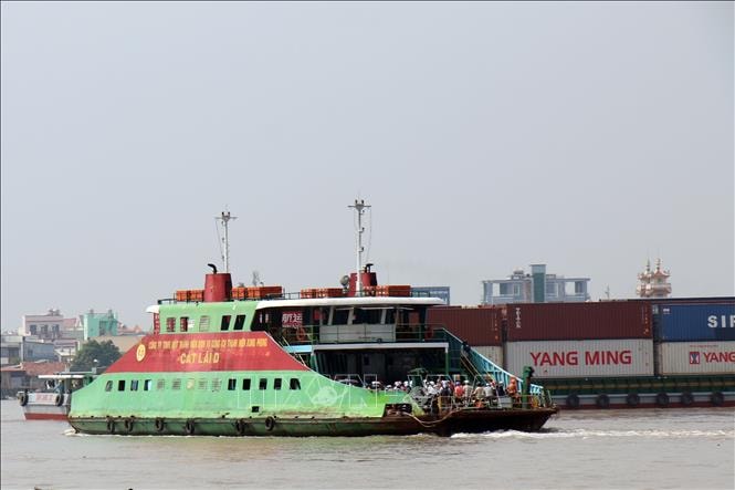 Cấm xe ô tô trên 8 tấn qua phà Cát Lái trong hai ngày