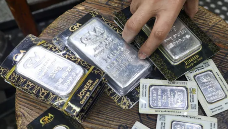 Giá bạc chạm mức cao kỷ lục, giá vàng vượt xa mốc 4.600 USD/ounce