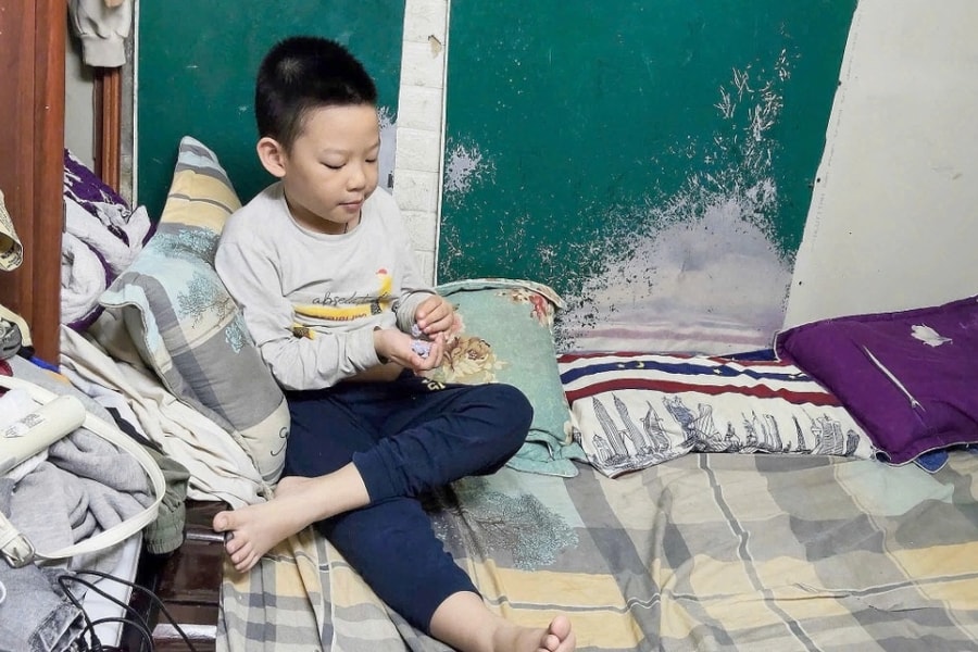 Mẹ ung thư mong được giúp đỡ sớm phẫu thuật để về chăm con trai tự kỷ