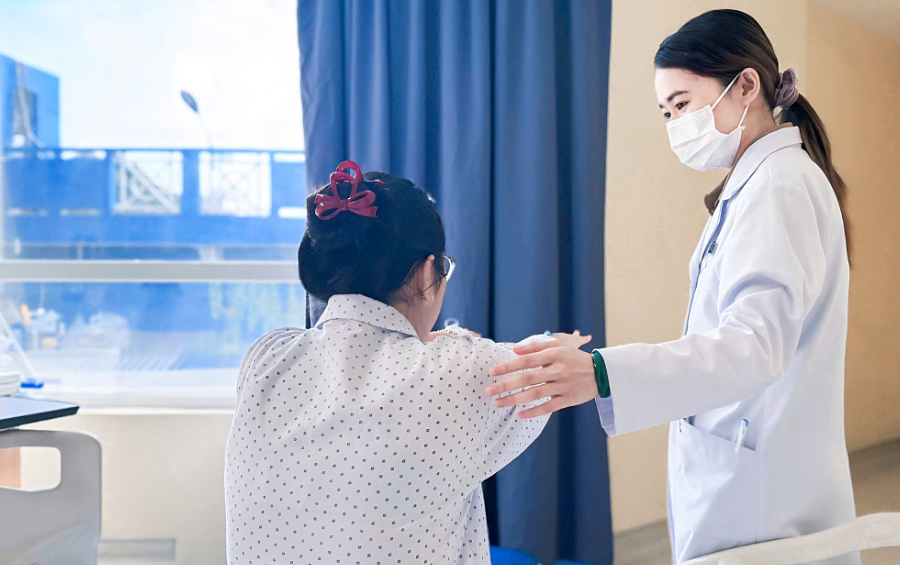 Hệ miễn dịch tấn công nhầm thần kinh khiến thiếu nữ yếu liệt