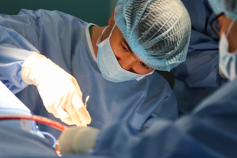 Người đàn ông nhập viện với bàn tay kẹt sâu trong máy xay thịt