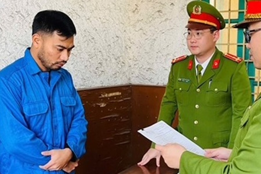 Cựu giám đốc ngân hàng bị bắt vì lừa nhiều khách