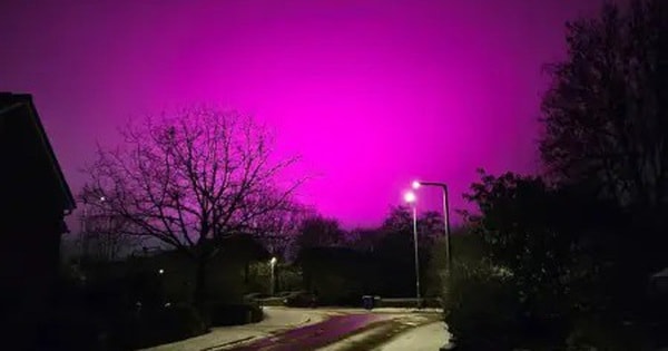 Bầu trời chuyển sang màu hồng kỳ lạ khiến cả thị trấn kinh ngạc