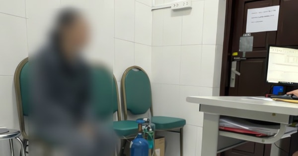 Nữ sinh mang bình khí cười đi khám tâm thần khiến bác sĩ bất ngờ