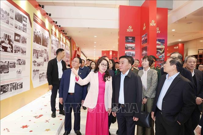 Trưng bày ảnh 'Dưới cờ Đảng - Đất nước tiến vào kỷ nguyên mới'