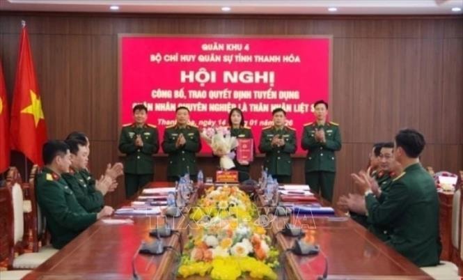 Trao Quyết định tuyển dụng quân nhân chuyên nghiệp cho thân nhân liệt sĩ