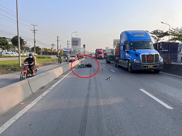 TP Hồ Chí Minh: Chạy xe máy vào làn ô tô, hai người thương vong