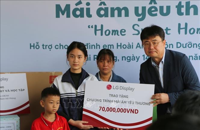 Trao mái ấm cho học sinh khó khăn