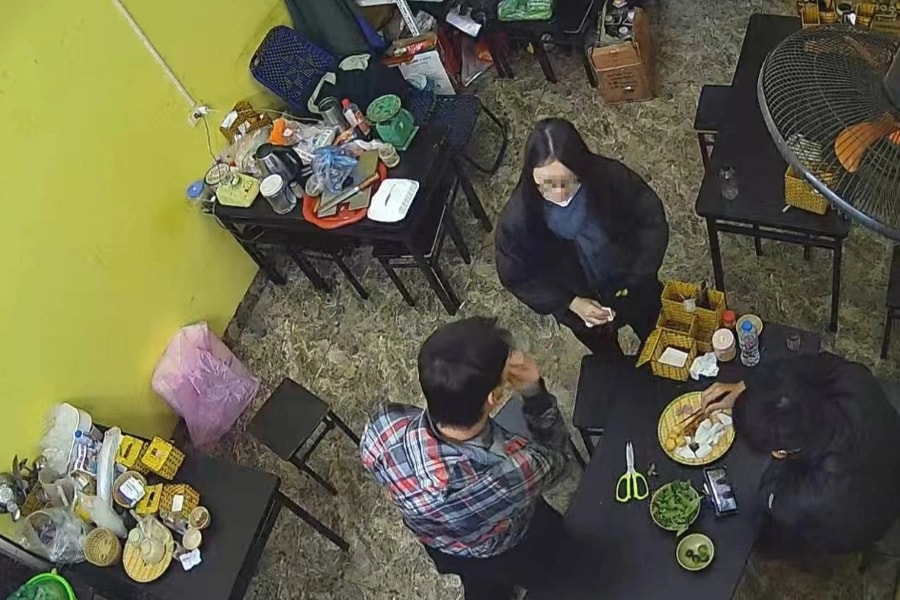 Khách tố thịt ôi, chủ quán bún đậu ở Hà Nội ăn ngay trước mặt để chứng minh