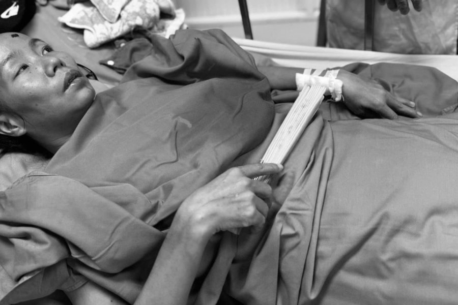 Mẹ già nghèo khó đau đớn tiễn đưa con gái bất hạnh