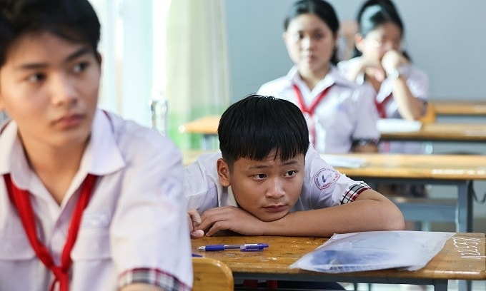 Bài thi vào lớp 10 tổ hợp 6 môn quá sức với học sinh?