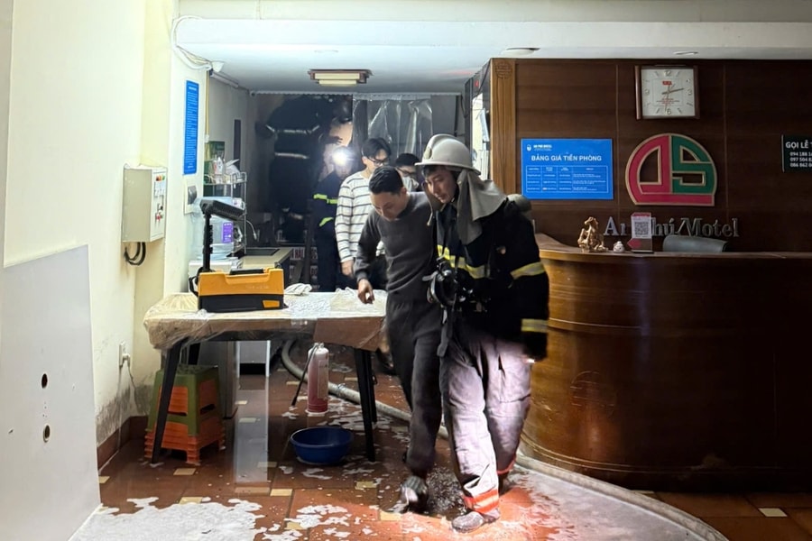 Cháy trong nhà nghỉ nghi do phóng hỏa, cảnh sát cứu 7 người