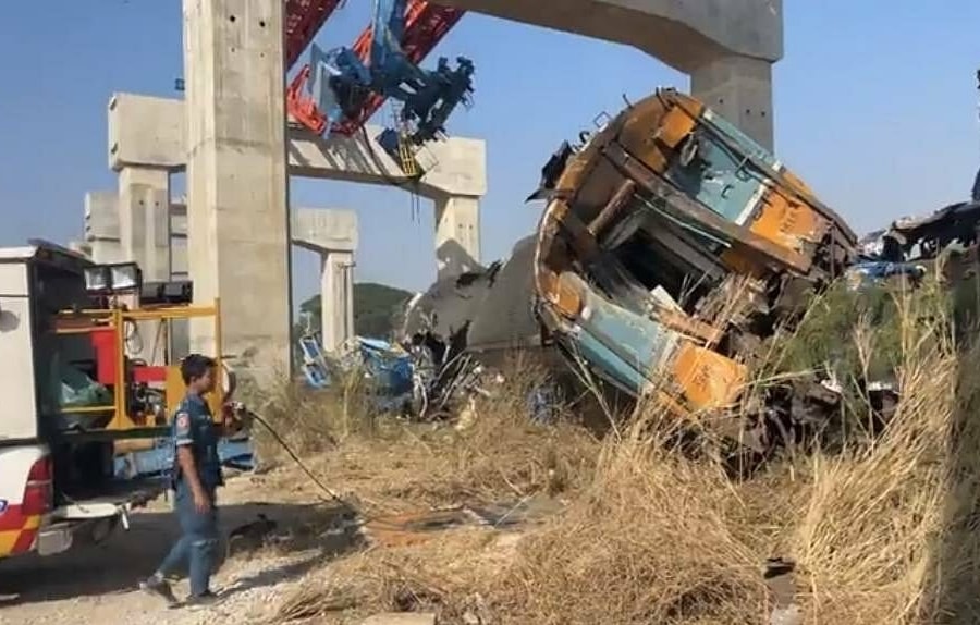 Hiện trường vụ cần cẩu rơi trúng tàu hỏa Thái Lan