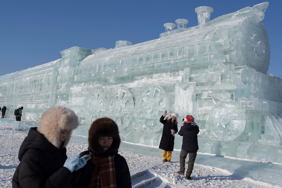 Đoàn tàu, lâu đài băng lung linh trong lễ hội ở Cáp Nhĩ Tân