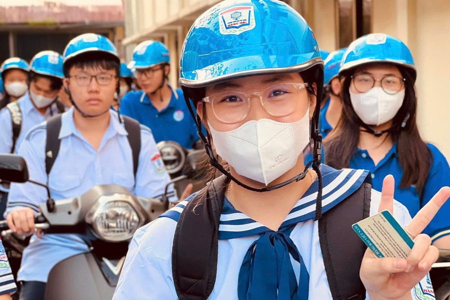 Trường khen top 10 học sinh đi học sớm, gây 'bão' mạng