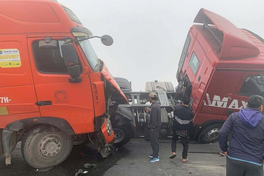 Ba ôtô tông nhau trên cao tốc Bắc Nam, 4 người tử vong