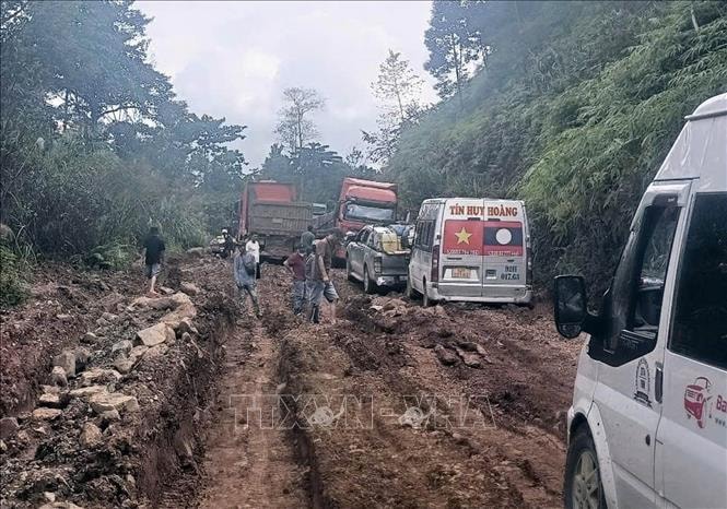 Xây dựng khẩn cấp khắc phục hậu quả thiên tai trên các tuyến quốc lộ