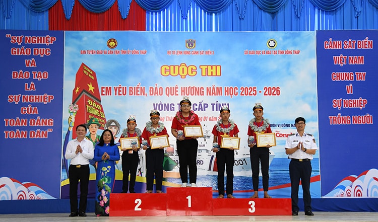 Học sinh Đồng Tháp, Vĩnh Long tham gia Cuộc thi ‘Em yêu biển, đảo quê hương’