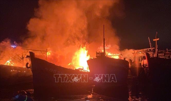 Bốn tàu cá bị cháy khi đang neo đậu