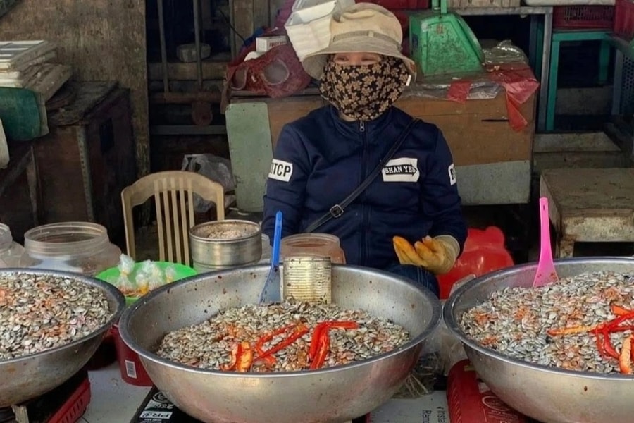 Chi 50.000 đồng mua ốc lạ ở Việt Nam, khách Tây ăn vài tiếng mới xong