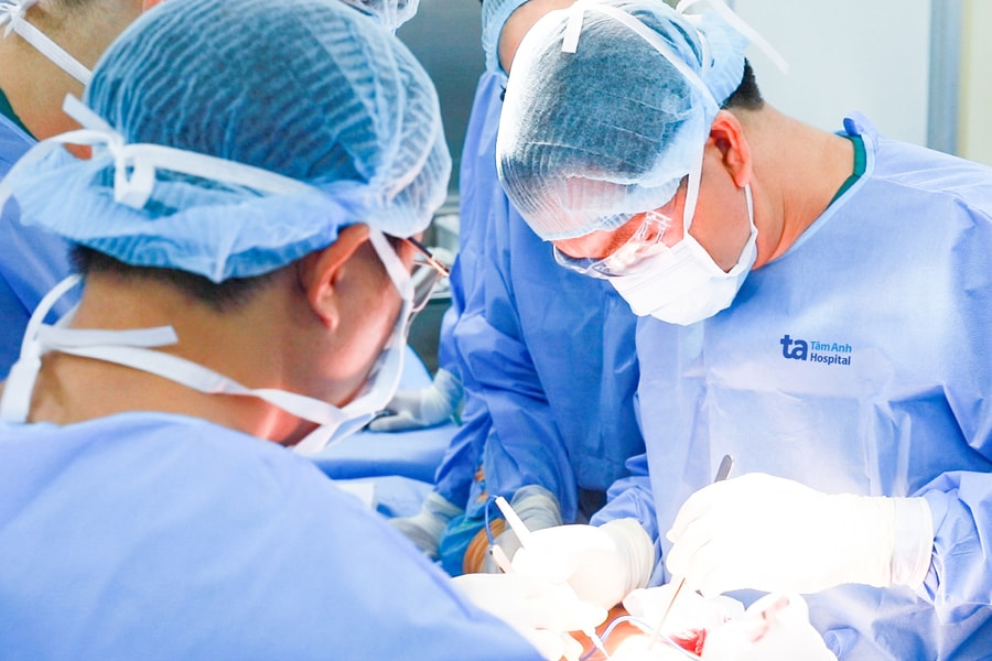 Khối u ung thư 1,2 kg ở chân người đàn ông