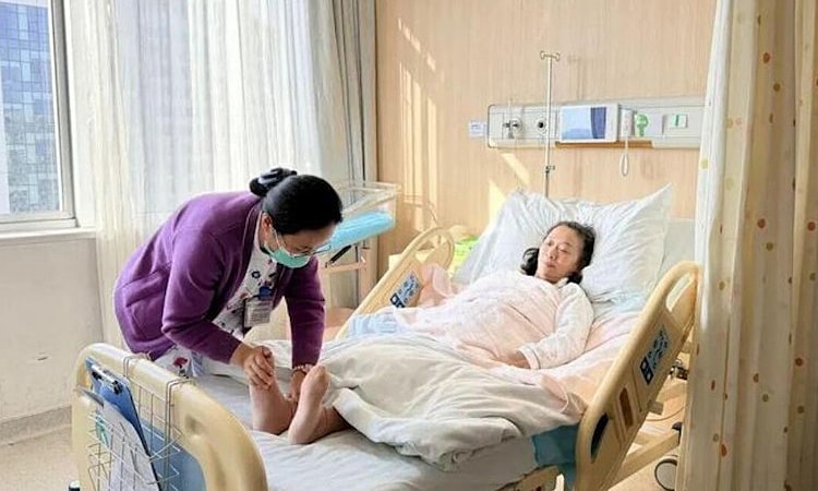 Người mẹ 59 tuổi sinh con để khỏa lấp cô đơn tuổi già