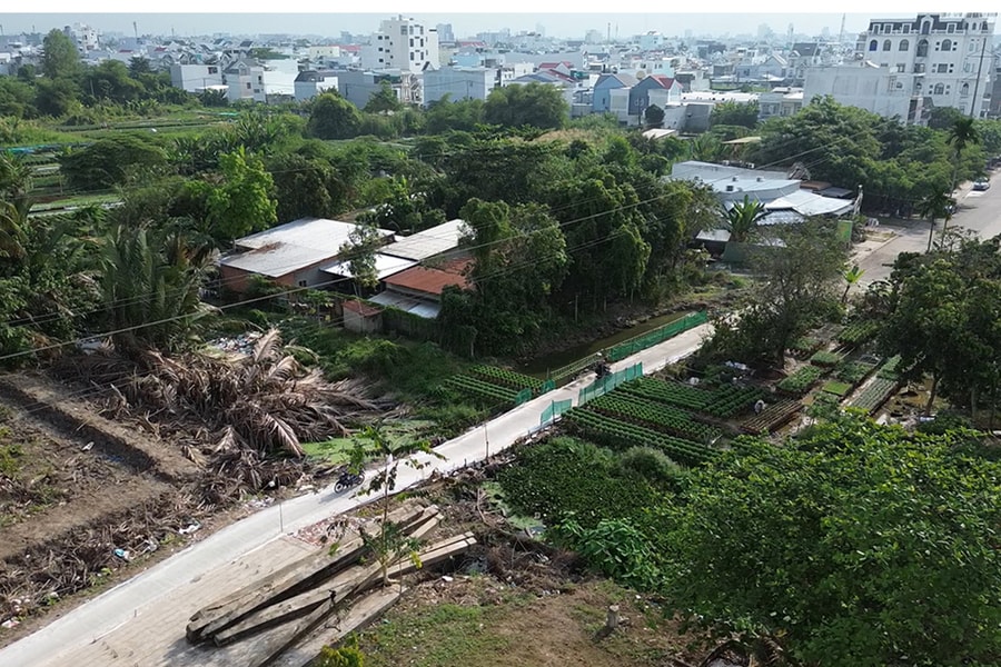 Cầu xây 8 năm không xong, dân lấp rạch mở đường đi