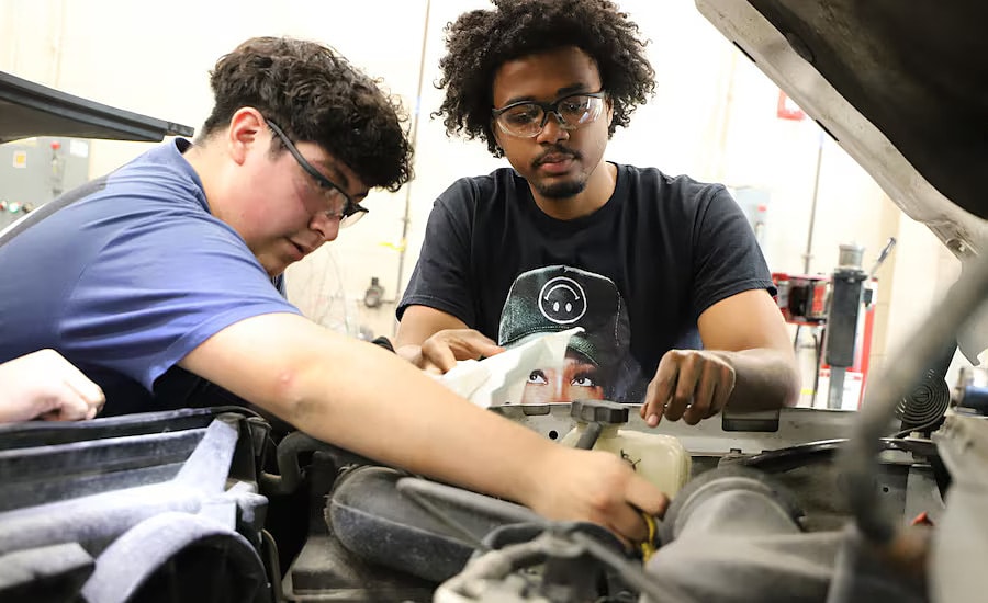 Học sinh Mỹ sửa ôtô cũ để tặng cho các bà mẹ đơn thân