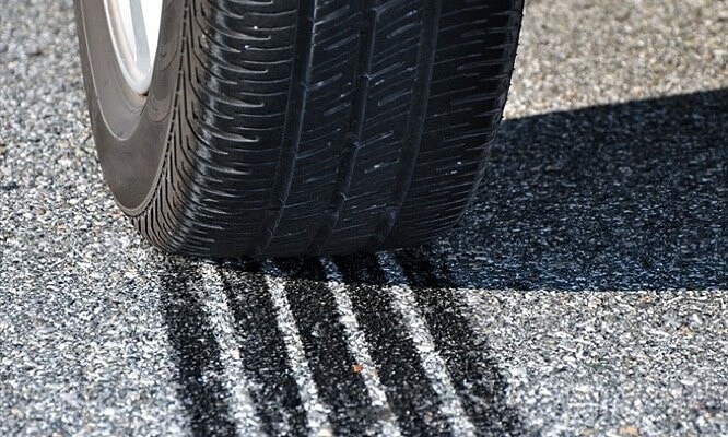 'Giá trị của xe mới so với xe cũ thể hiện khi phanh khẩn cấp'