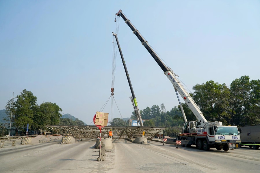 Tháo dỡ trạm thu phí BOT bỏ hoang trên quốc lộ 1