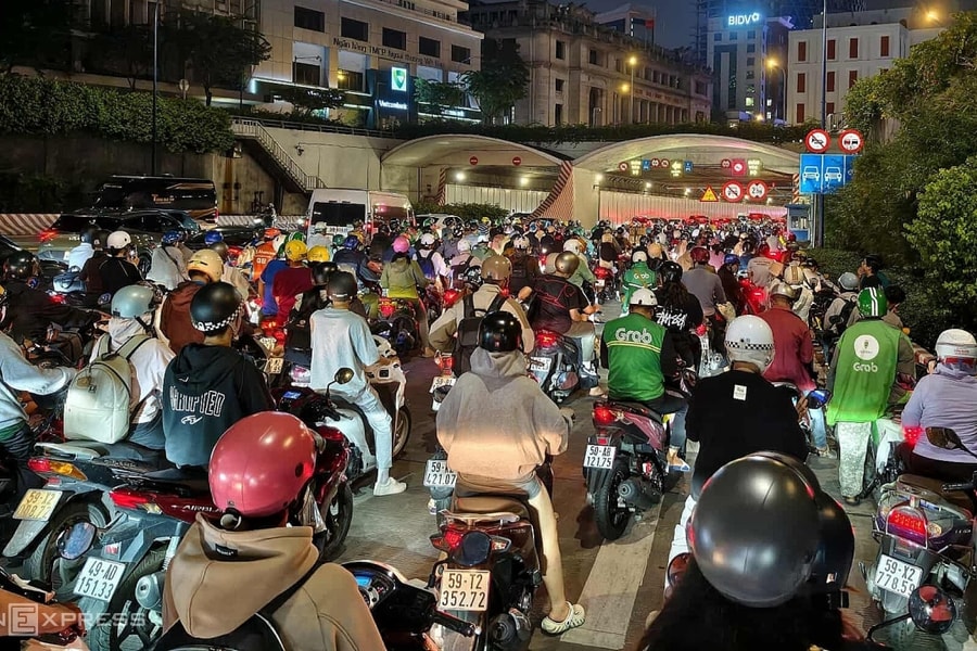 Hầm Thủ Thiêm ùn tắc kéo dài sau tai nạn 4 ôtô