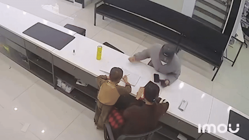 Đấm bà chủ cửa hàng, cướp hai điện thoại iPhone