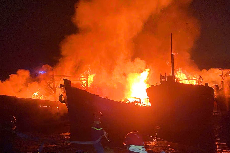 4 tàu bị lửa thiêu rụi