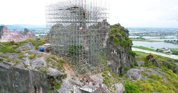 Dựng giàn giáo khủng "cứu" Hòn Vọng Phu trên đỉnh núi