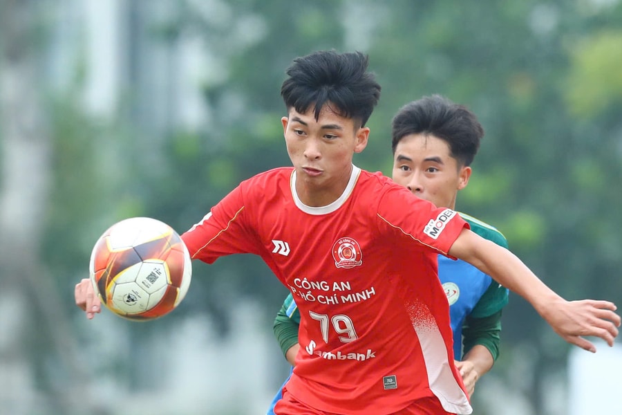 Xuất hiện quả phạt đền ở giây thứ 18 tại giải U19 Quốc gia 2025/26