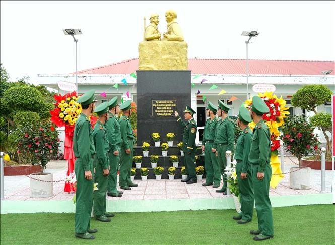Khánh thành tượng đài ‘Bác Hồ với chiến sĩ Biên phòng’ tại Đồn Biên phòng Gành Hào