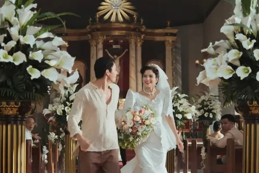 Video của hãng bay hướng dẫn an toàn bay theo kiểu "tình tay ba" gây sốt