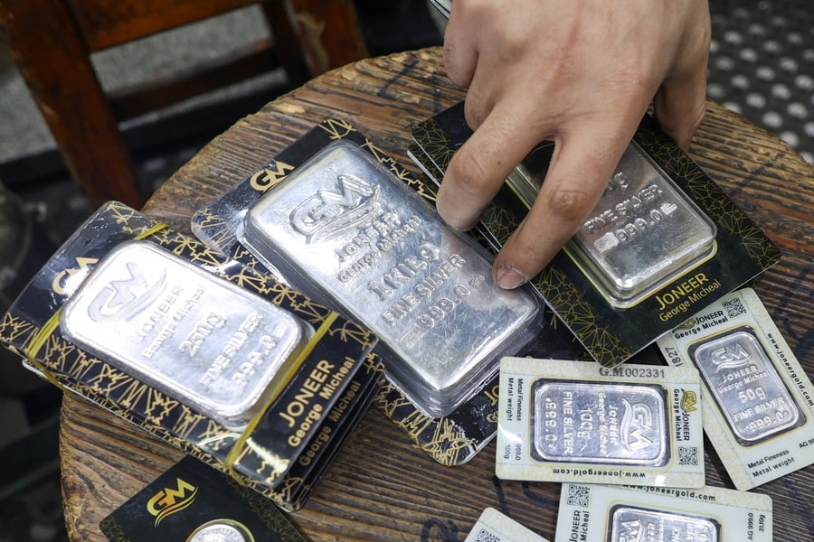 Nhà đầu tư cá nhân rót tiền kỷ lục vào bạc