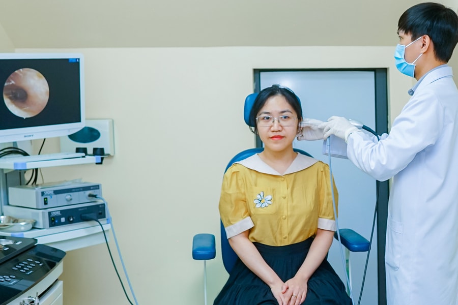 Bị viêm tai giữa dùng tai nghe có hại không?