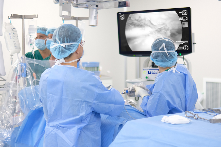 Việt kiều Mỹ về nước chữa tăng tiết mồ hôi