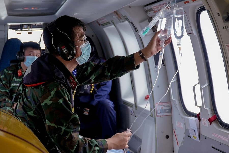 Trực thăng bay xuyên đêm cứu chàng trai hôn mê ở Trường Sa