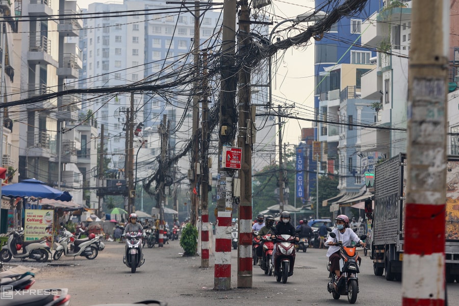 Loạt trụ điện giữa đường mới mở rộng ở nội đô TP HCM