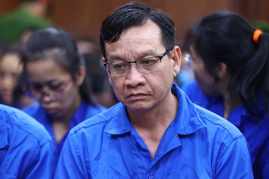 100 người của 'mạng lưới' cấp 218.000 phiếu thử nghiệm giả hầu tòa